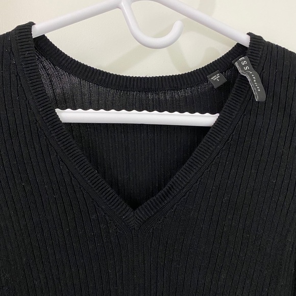 6 Hr. Sale Guess V Neck Sweater - Picture 5 of 6